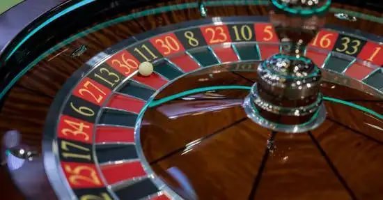Roulette table di platform paten4d dengan roda putar tradisional